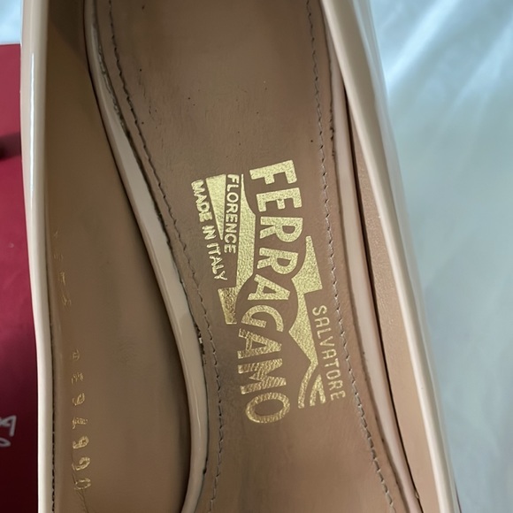 Salvador’s Ferragamo beige shoe - Picture 4 of 10
